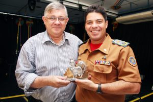  Comandante geral do Corpo de Bombeiros de PE recebe troféu Galo da Madrugada