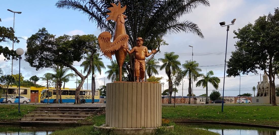 Estátua “Enéas e o Galo” é restaurada e recebe nova locação na Praça Sérgio Loreto